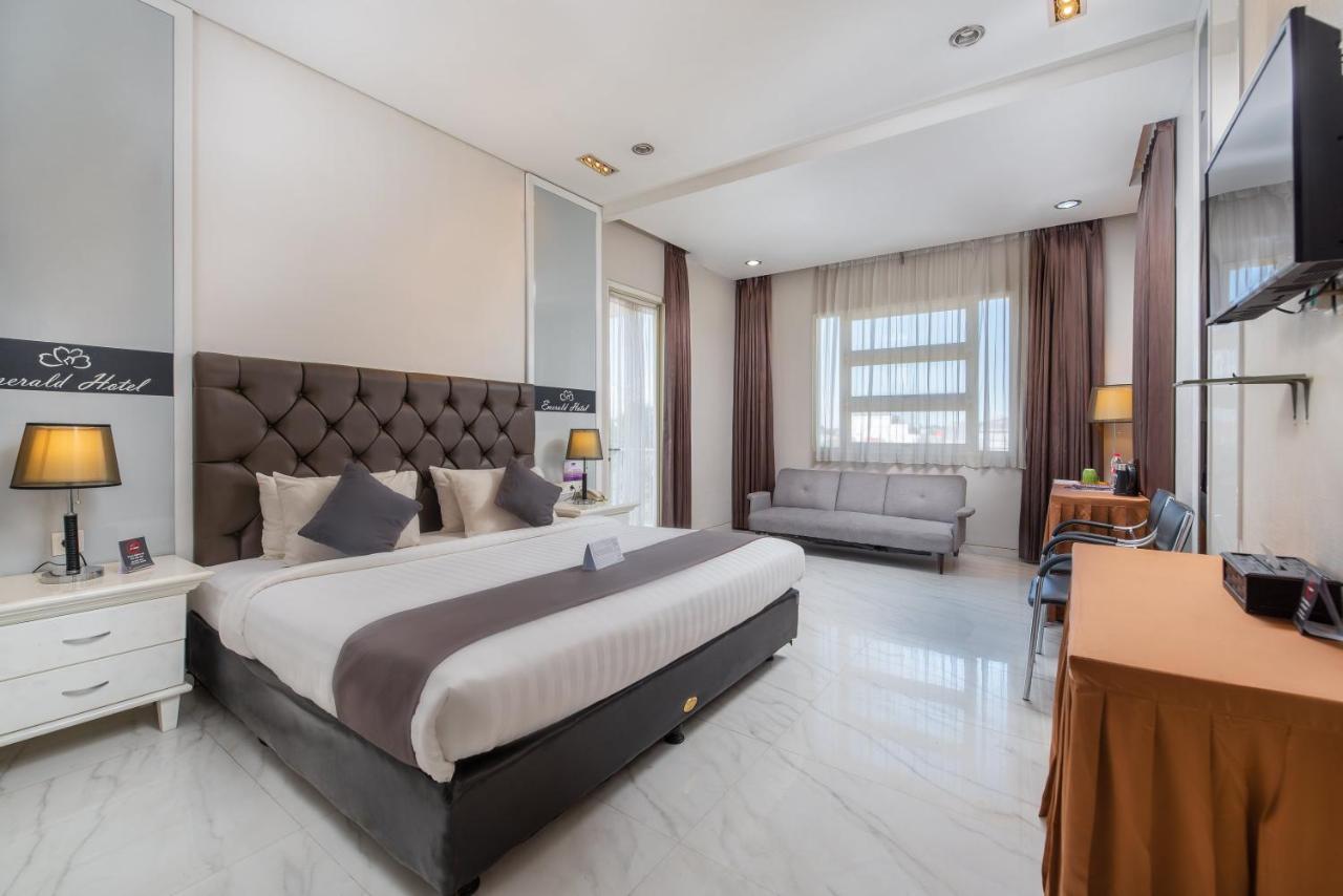 Life Emerald Hotel Surabaya Buitenkant foto
