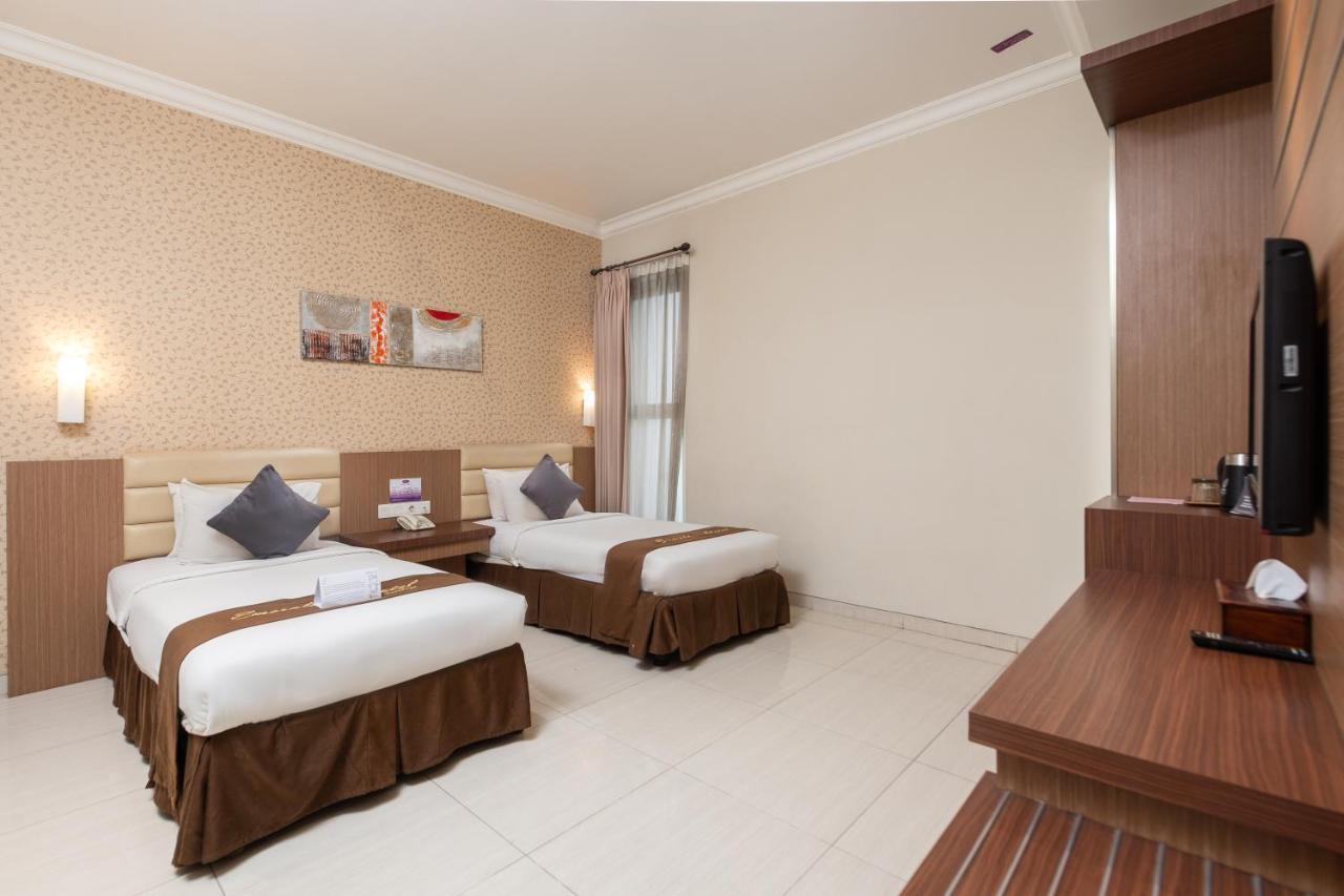 Life Emerald Hotel Surabaya Buitenkant foto