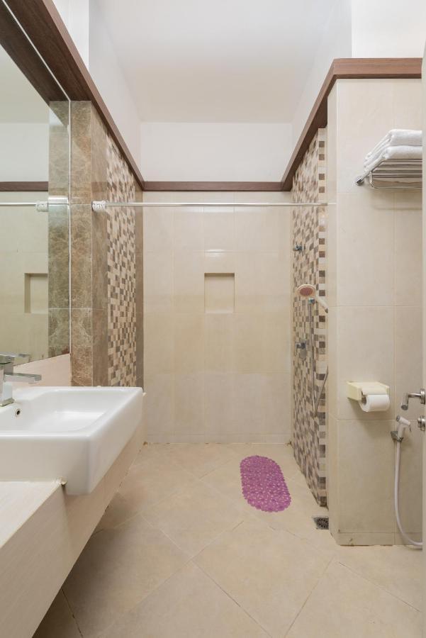 Life Emerald Hotel Surabaya Buitenkant foto