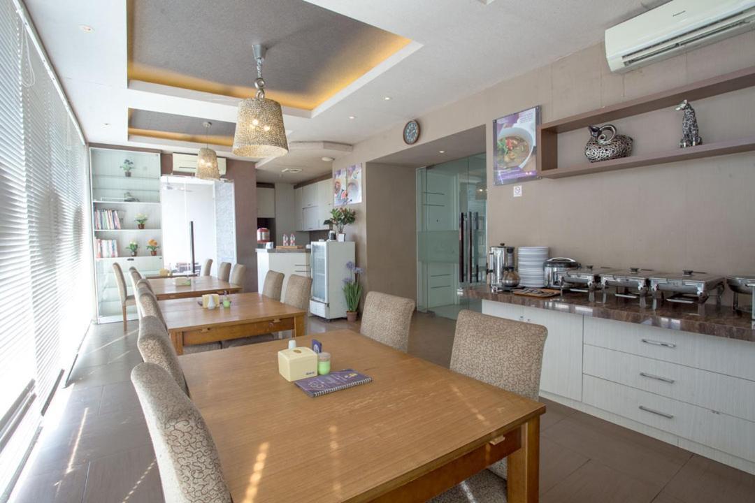 Life Emerald Hotel Surabaya Buitenkant foto
