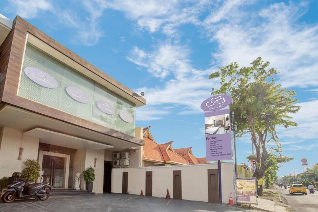 Life Emerald Hotel Surabaya Buitenkant foto