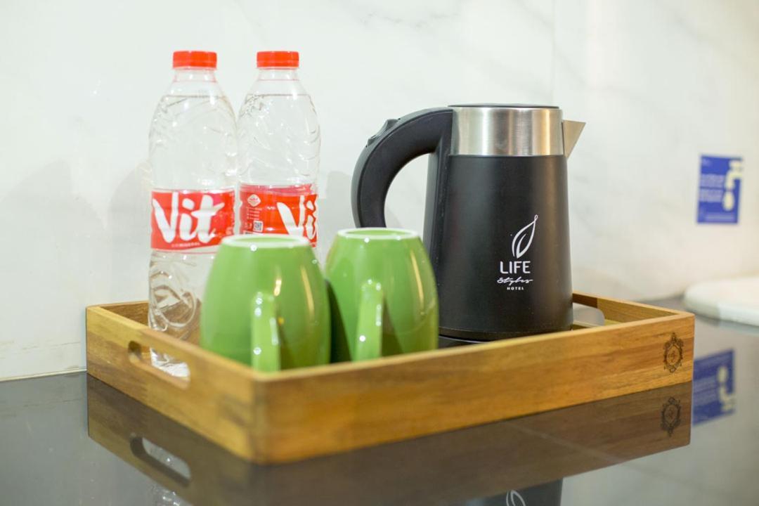 Life Emerald Hotel Surabaya Buitenkant foto