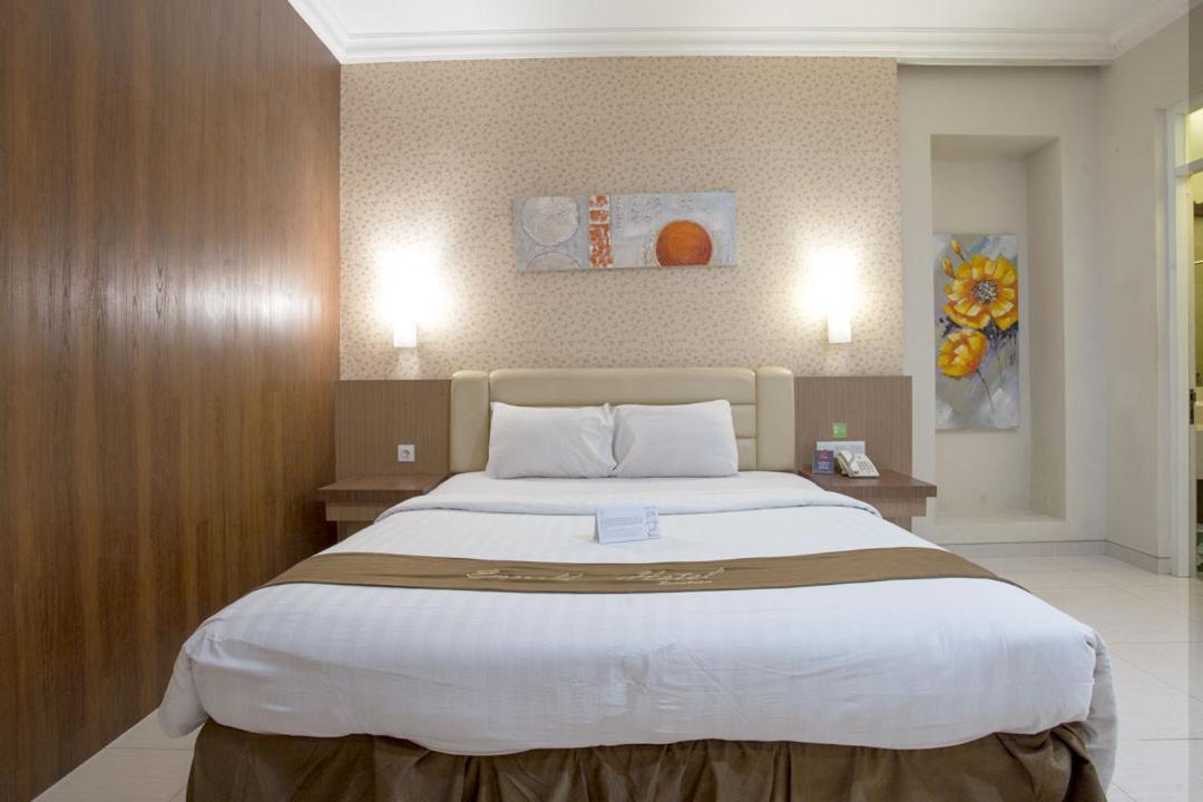 Life Emerald Hotel Surabaya Buitenkant foto