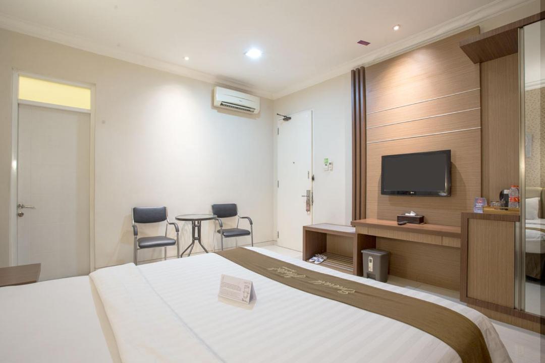Life Emerald Hotel Surabaya Buitenkant foto