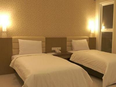 Life Emerald Hotel Surabaya Buitenkant foto