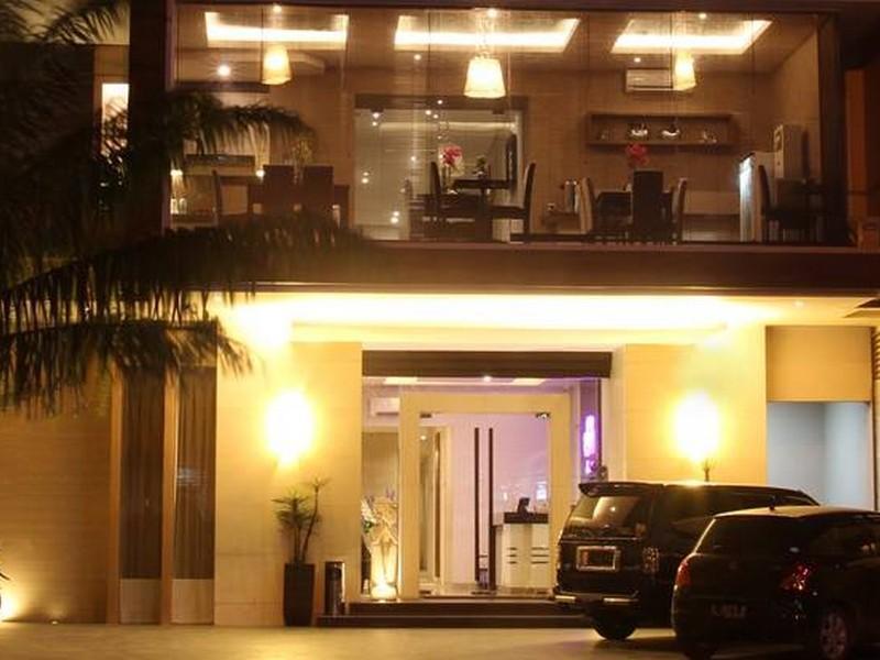 Life Emerald Hotel Surabaya Buitenkant foto