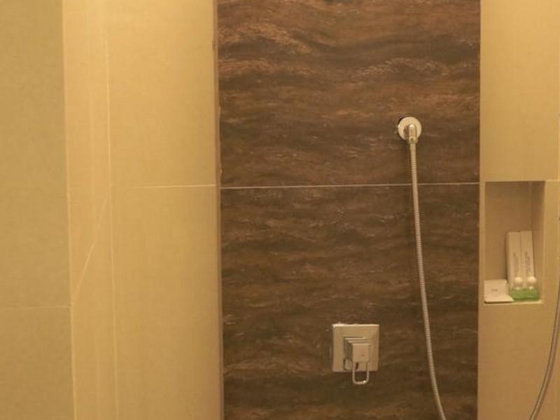 Life Emerald Hotel Surabaya Buitenkant foto