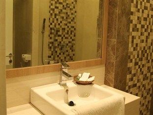 Life Emerald Hotel Surabaya Buitenkant foto